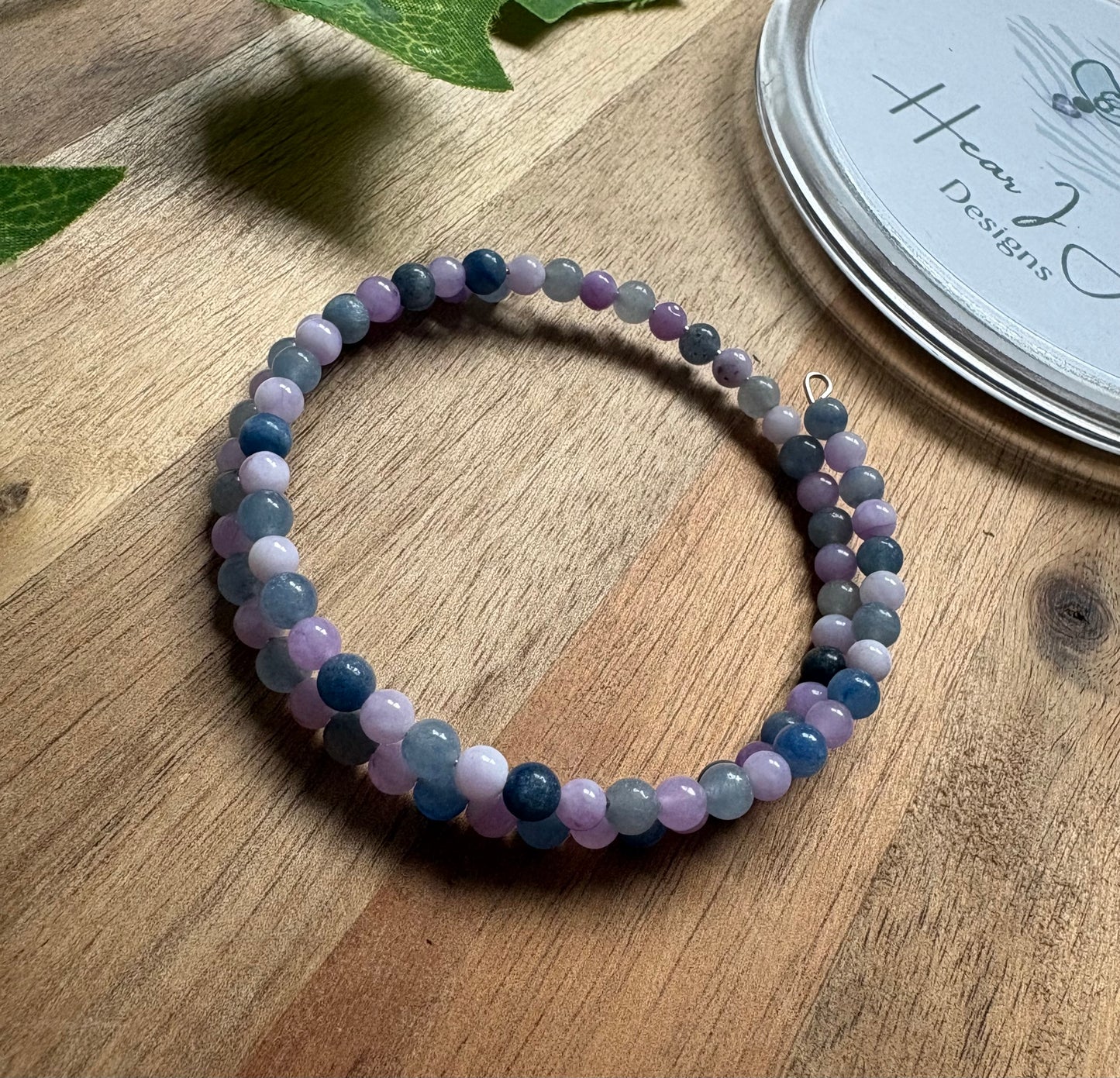 ✨ Easy-Wear Blue Aventurine and Lilac Dyed Agate Crystal Beaded Bracelet – Stainless Steel Memory Wire