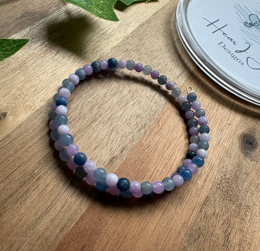 ✨ Easy-Wear Blue Aventurine and Lilac Dyed Agate Crystal Beaded Bracelet – Stainless Steel Memory Wire